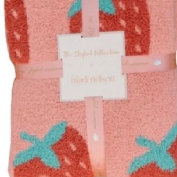 Madi Nelson x The Styled Collection kids strawberry blanket - Picture 2 of 4